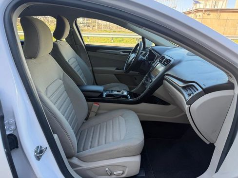 Used 2017 Ford Fusion SE image 16