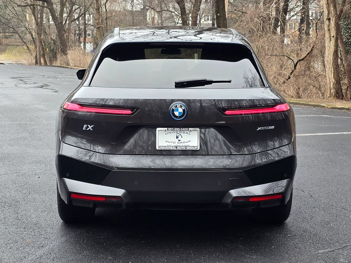 Used 2024 BMW iX xDrive50 w/ Premium Package AWD/4WD image 5