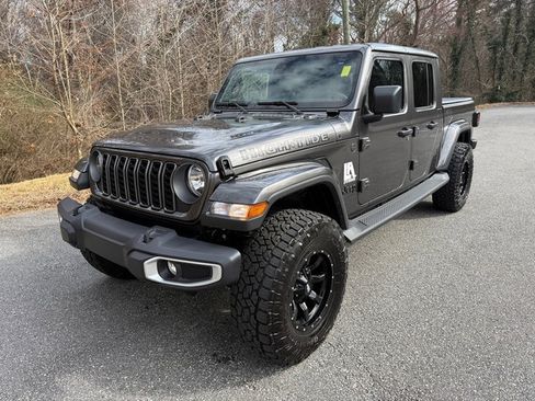 Used 2025 Jeep Gladiator Sport image 2