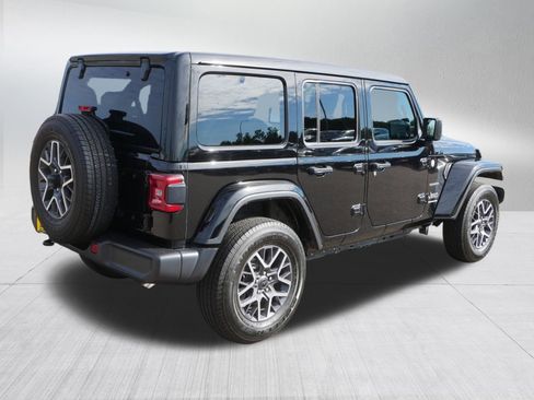 Used 2024 Jeep Wrangler Sahara image 7