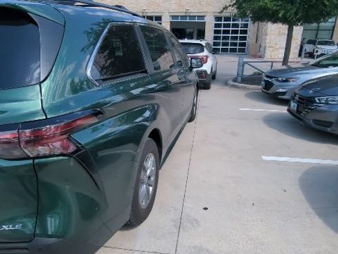 Used 2026 Toyota Sienna XLE FWD image 12