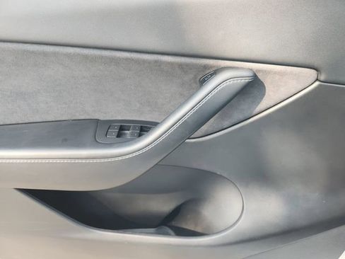 Used 2021 Tesla Model Y Long Range image 16