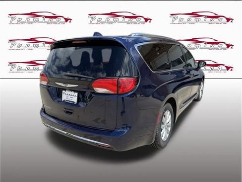 Used 2020 Chrysler Pacifica Touring-L FWD image 7