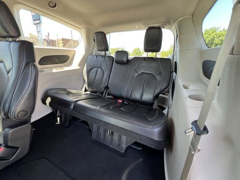 Used 2023 Chrysler Pacifica Touring-L FWD image 43