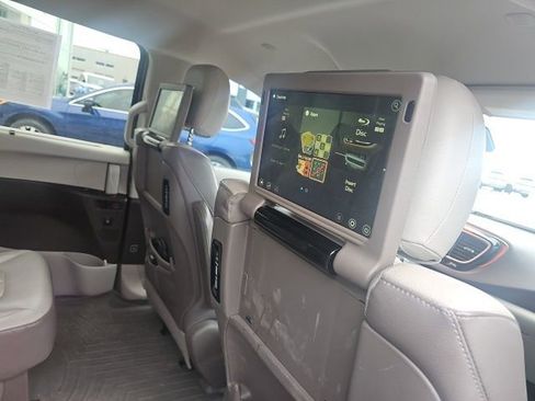 Used 2017 Chrysler Pacifica Touring-L Plus FWD image 11