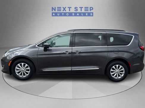 Used 2017 Chrysler Pacifica Touring-L FWD image 4