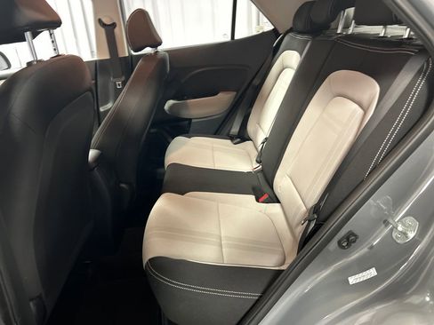 Used 2022 Hyundai Venue SEL FWD image 21