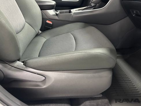 Used 2025 Toyota RAV4 XLE FWD image 57