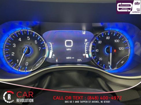 Used 2022 Chrysler Pacifica Touring-L image 27