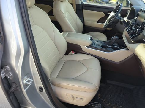 Used 2020 Toyota Highlander XLE FWD image 40