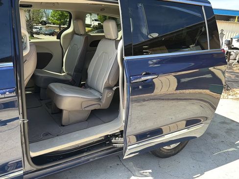 Used 2017 Chrysler Pacifica Touring-L FWD image 17