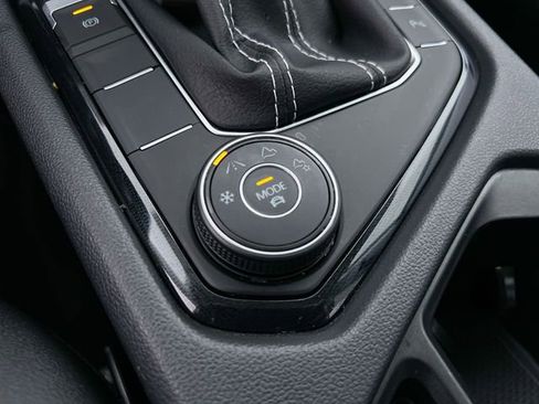 Used 2025 Volkswagen Taos SEL image 29