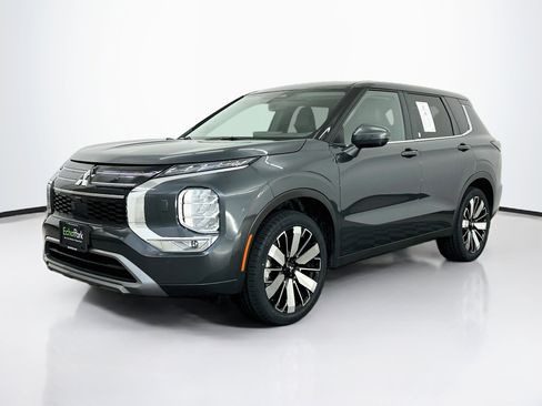 Used 2025 Mitsubishi Outlander SE AWD/4WD image 3