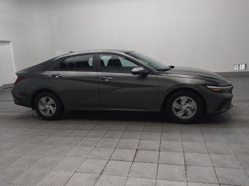 Used 2024 Hyundai Elantra SE FWD image 11