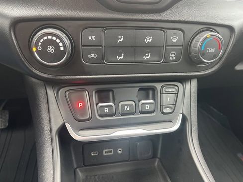 Used 2018 GMC Terrain SLE image 26