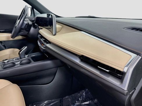Used 2024 Cadillac XT4 Luxury w/ Cold Weather Package FWD image 31