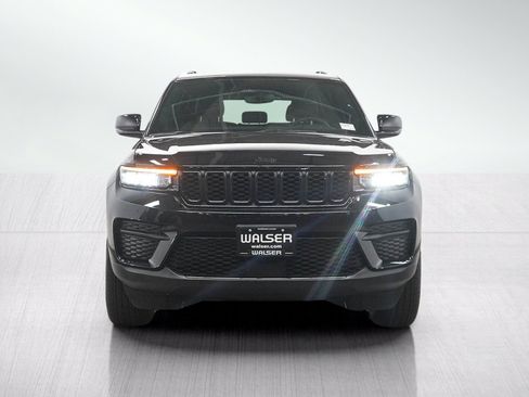 Used 2024 Jeep Grand Cherokee Altitude AWD/4WD image 8