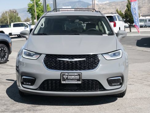 Used 2022 Chrysler Pacifica Touring-L FWD image 3