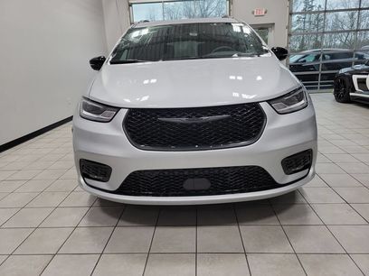 New 2026 Chrysler Pacifica Select w/ S Appearance Package