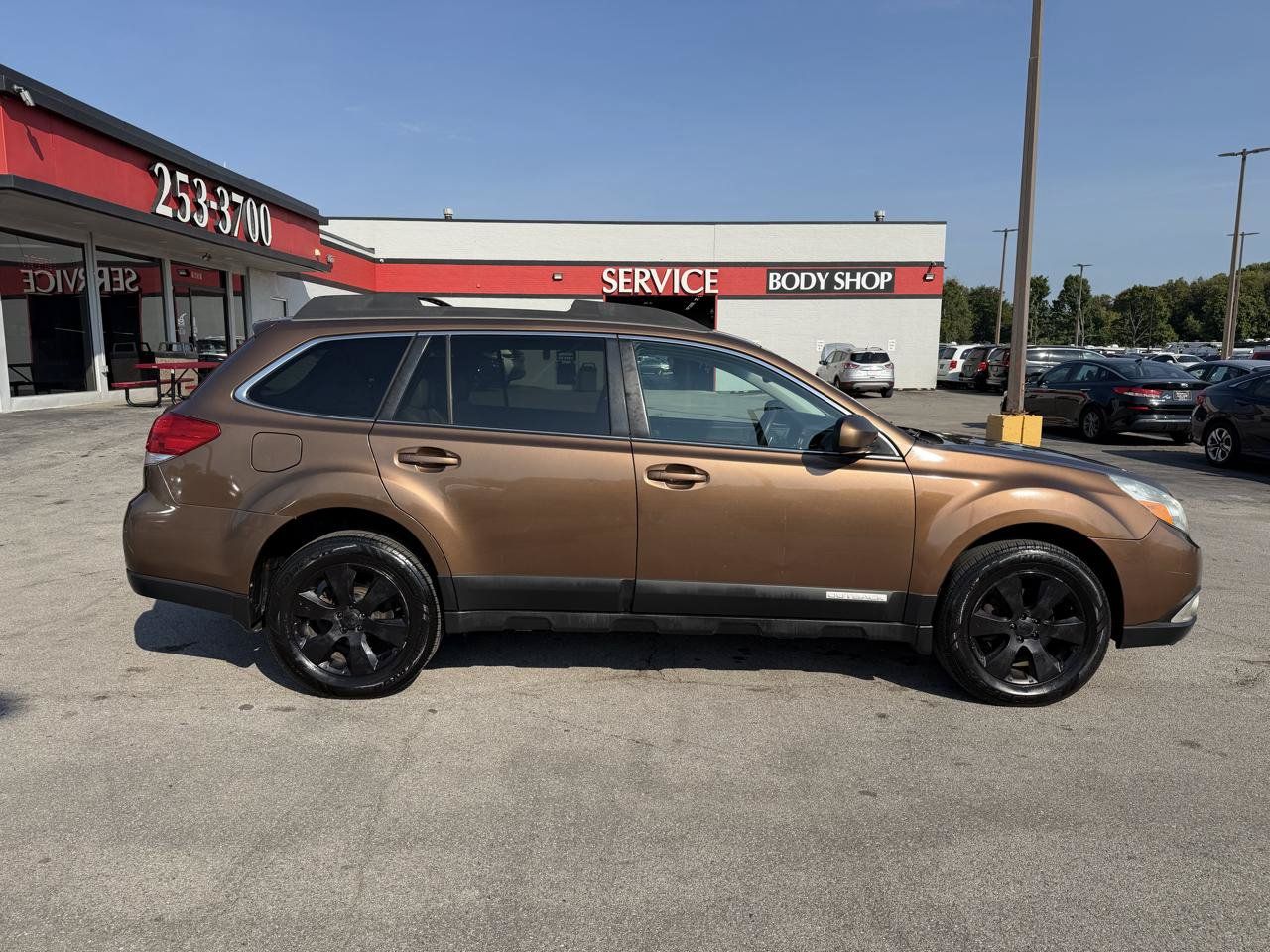 Used 2011 Subaru Outback 2.5i Limited w/ PWR Moonroof Pkg AWD/4WD image 2