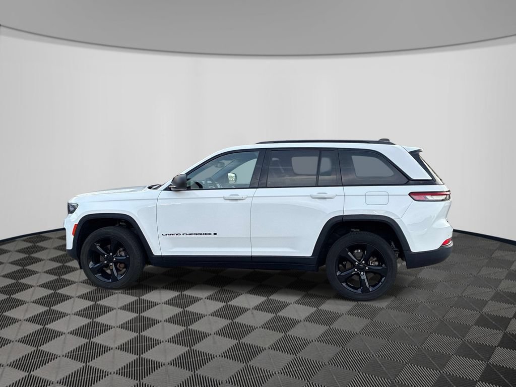 Used 2023 Jeep Grand Cherokee Altitude AWD/4WD image 4