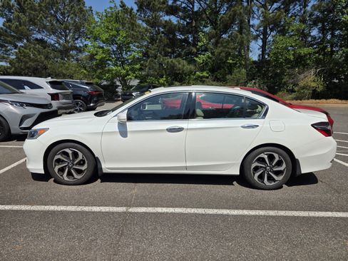 Used 2017 Honda Accord EX-L image 3