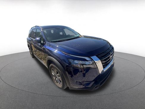 Used 2025 Nissan Pathfinder SV image 2