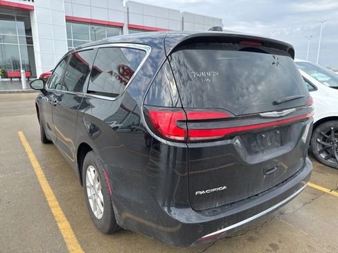 Used 2024 Chrysler Pacifica Touring-L image 24