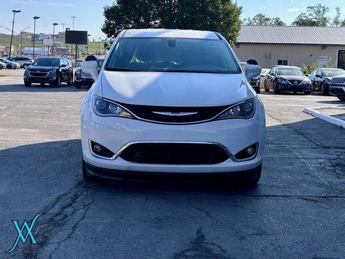 Used 2018 Chrysler Pacifica Touring Plus FWD image 2