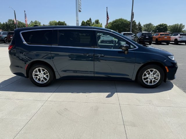 Used 2025 Chrysler Pacifica Select FWD image 9