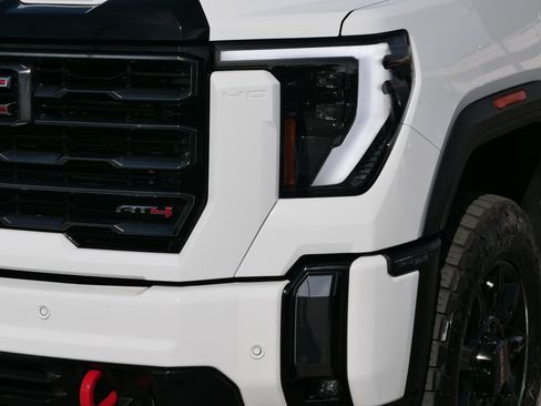 Used 2024 GMC Sierra 2500 AT4 w/ AT4 Preferred Package image 9