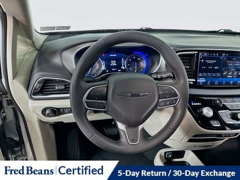 Used 2024 Chrysler Pacifica Touring-L image 21