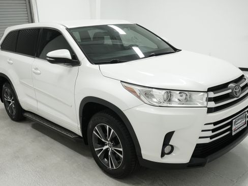 Used 2018 Toyota Highlander Plus FWD image 3
