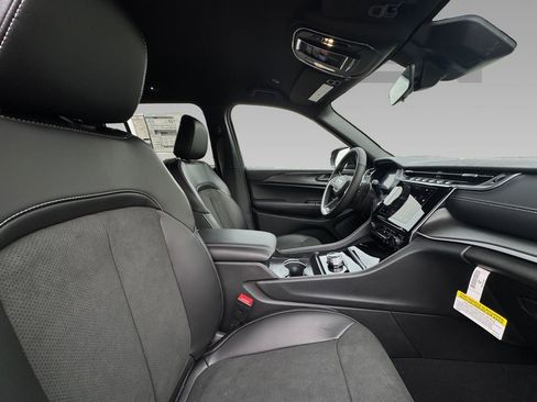 New 2025 Jeep Grand Cherokee Altitude image 10