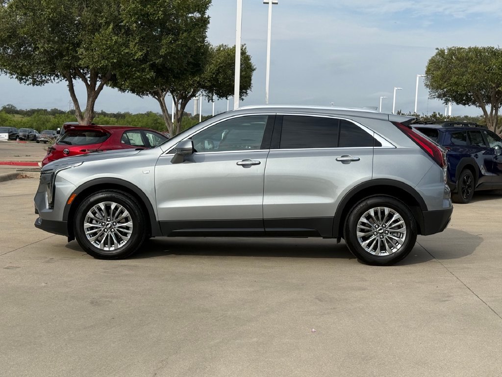 Used 2025 Cadillac XT4 Premium Luxury FWD image 2