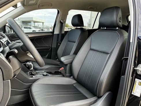 Used 2024 Volkswagen Tiguan SE image 22