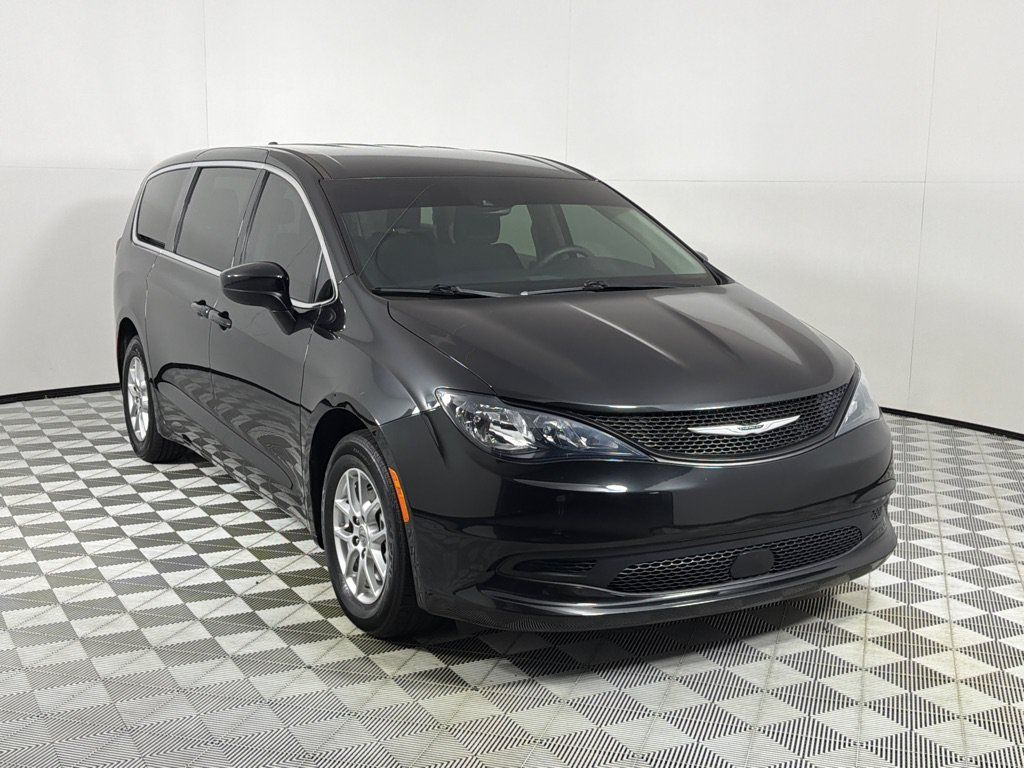 Used 2023 Chrysler Voyager LX FWD image 3