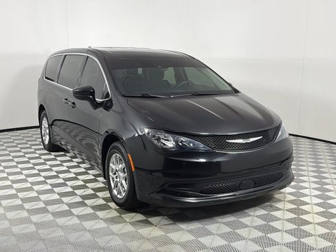 Used 2023 Chrysler Voyager LX FWD image 3