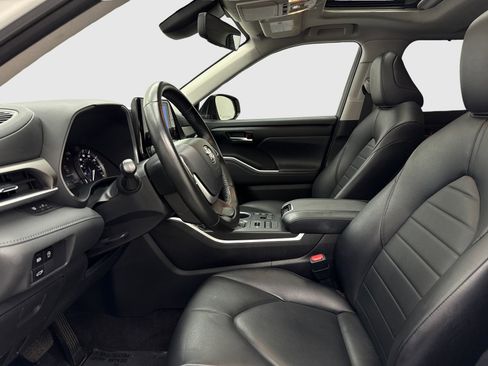 Used 2023 Toyota Highlander XLE AWD/4WD image 17
