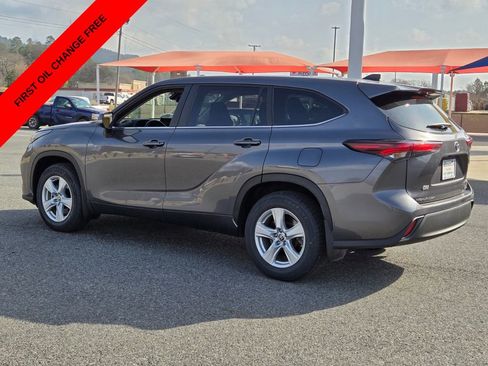 Used 2024 Toyota Highlander LE AWD/4WD image 3