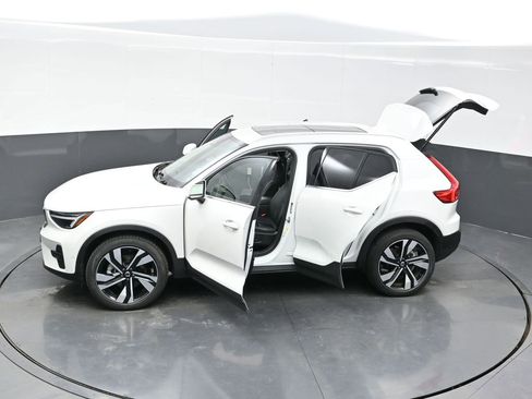 Used 2025 Volvo XC40 B5 Plus image 37