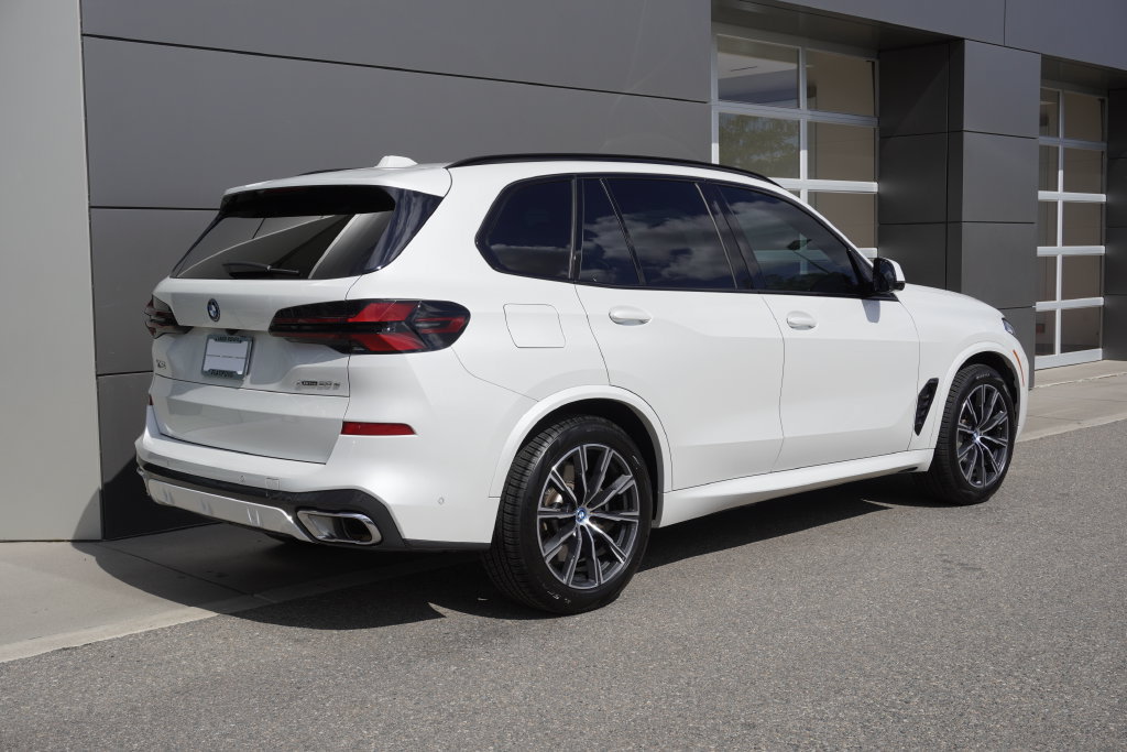 Used 2024 BMW X5 xDrive50e w/ M Sport Package AWD/4WD image 4