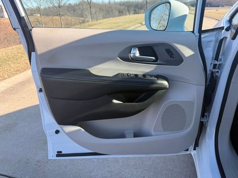 Used 2022 Chrysler Pacifica Touring-L image 23