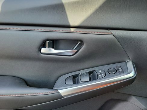 Used 2025 Nissan Sentra SR w/ SR Premium Package image 17