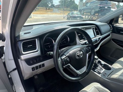 Used 2019 Toyota Highlander XLE FWD image 9