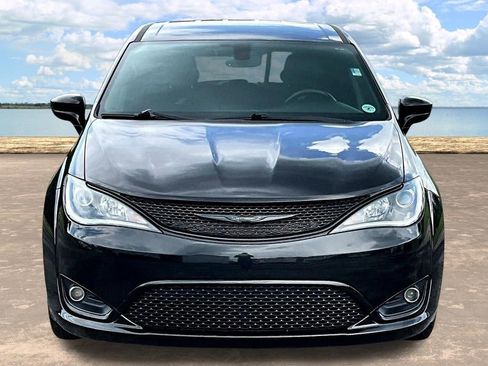Used 2020 Chrysler Pacifica Touring w/ S Appearance Package FWD image 2