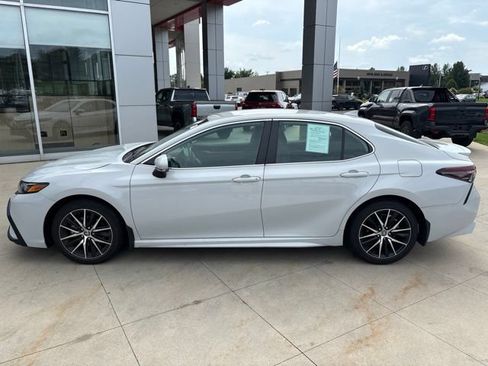 Used 2024 Toyota Camry SE w/ Cold Weather Package FWD image 4