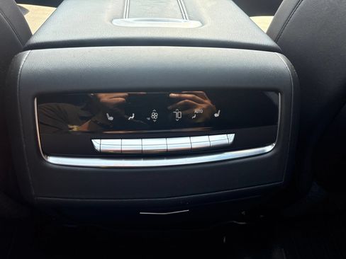 Used 2023 Cadillac Escalade Premium Luxury AWD/4WD image 21
