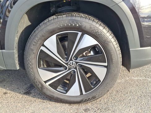 Certified 2024 Volkswagen Taos SE image 8