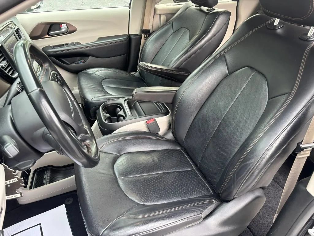 Used 2018 Chrysler Pacifica Touring-L FWD image 11